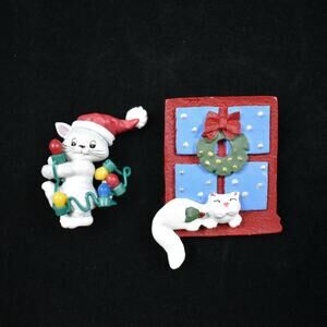 Vintage Christmas Holiday White Kitty Cat brooch pins wreath lights winter cute